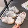 Zapatos Deportivos Infantiles 2026 Otoño Nuevo Estilo Superficie de Cuero Transpirable Niños Medianos y Grandes Niñas Moda Moño de Dibujos Animados Zapatos Casuales