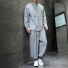 Novo terno de estilo chinês com gola alta, abotoamento diagonal e textura para homens, apresentando uma camisa de cor sólida, corte solto e calças tipo lanterna, um conjunto casual de duas peças
