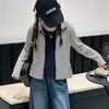 Sudadera chaqueta casual a rayas para niña, nueva para otoño, combinada con una camiseta interior, jeans y pantalones de pierna ancha - un conjunto de tres piezas