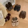 Sandálias slip-on fechadas de couro genuíno estilo coreano com sola grossa para mulheres, novas mules slip-on elegantes para o outono de 2026