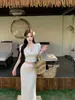 Camiseta de Renda Sexy com Decote V de Manga Curta para Mulheres no Verão, Conjunto que Valoriza a Silhueta, Saia de Comprimento Médio, Saia que Abraça o Quadril, Conjunto de Duas Peças
