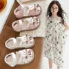 Sandalias Cerradas para Niñas 2026 Nuevo Modelo de Verano para Niños Pequeños, Zapatos de Peluche de Princesa de Dibujos Animados, Lindas Zapatillas de Playa para Bebé con Suela Suave