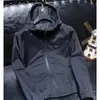 Chaqueta con Capucha para Hombre Estilo Europeo Lujo Ligero Moderna Sencilla Protección Solar 2025 Primavera/Verano Nueva Popular Moda Masculina Abrigo Delgado