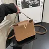 Bolsa de Luxo Leve para Mulheres 2025 Novo Estilo Bolsa Saco da Moda Grande Capacidade para Trabalho e Deslocamento Bolsa de Ombro Transversal Portátil