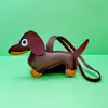 Al por mayor En stock Colgante de Perro Dachshund Accesorios Pequeños de Cuero Encantos Lindos de Dibujos Animados para Bolsos Llavero de Cuero de Dibujos Animados