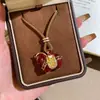 Collar Original Nuevo con Colgante de Caballo Estilo Chino de Lujo Ligero con Perlas Rojas Clavícula Joyería de Diseñador Cadena para Suéter Cadena Larga
