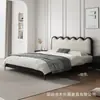 Cama estilo francês cor creme com padrão ondulado, cabeceira ultrafina, design moderno e minimalista, adequada para um quarto principal, cama de casal, ideal para apartamentos pequenos e uma escolha perfeita para recém-casados