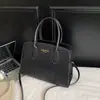 Bolsa de Ombro Casual Simples de Grande Capacidade, Bolsa de Mão Quadrada Pequena, Novo Modelo Primavera 2026, Bolsa Transversal Tendência para Trabalhadores de Escritório