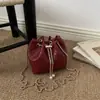 Bolsa de corrente versátil e estilosa para mulheres, nova versão coreana de bolsa tipo balde da moda, bolsa de ombro e transversal casual de alta qualidade na moda