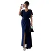 Vestido Largo Elegante y Romántico para Mujer con Mangas Volantes, Cuello en V, Ceñido a la Cintura, Corte Ajustado y Dobladillo con Abertura, Perfecto para Citas