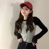 Entrega em uma peça Camiseta feminina de manga longa com cor contrastante estilo retrô americano para outono, corte slim, top curto hot girl, camisa para usar por baixo, versátil