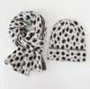 Nuevo Conjunto de Bufanda y Gorro con Estampado de Leopardo Jacquard Moda Versátil Cálido Bufanda Retro Trendy Gorro Envolvente Venta al por Mayor Personalizado