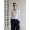 Top de capa base de punto blanco de dos piezas estilo coreano con mangas largas, colección otoño 2026, bloques de color, hombro normal, cuello en V, para mujer