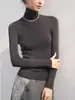 Camiseta Base de Punto Ajustada Adelgazante de Una Pieza sin Costuras de Cuello Alto de Hilo Yangzi de Lana para Mujer en Albaricoque Arena, Gris Oscuro y Negro