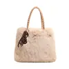 Bolsa de Pelúcia Nova para Outono e Inverno Design Bolsa Tote Tecida de Mão Grande Capacidade Moda Versátil Bolsa de Ombro para Comércio Exterior Tendência