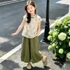 Conjunto Nuevo Estilo Chino Cheongsam para Niñas Verano 2026 Nuevo Top Floral de Manga Corta y Pantalones de Pierna Ancha Elegante Verde Gama Alta