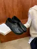 Zapatos retro de punta dividida de nicho famosos en internet, nuevos mocasines de suela blanda estilo francés para la noche otoño/invierno 2026, mocasines de pezuña de cerdo