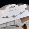 Pulseira Branca de Madrepérola de Luxo Leve para Mulheres, Design de Nicho de Alto Padrão, Flor de Quatro Folhas, Zircônia em Forma de Coração, Joia de Mão Ajustável Venda por Atacado