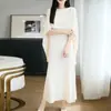 Vestido de tricô elegante e estiloso, com visual de duas peças, para mulheres, novo modelo do início do outono de 2026, solto, casual, emagrecedor, longo