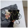 Bolsa de Ombro Única com Relevo Retrô Feminina 2024 Nova Primavera Elegante Bolsa de Ombro Único com Corrente Bolsa Transversal Simples e Fashion