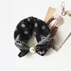 Bufanda Cuadrada Pequeña de Hebilla Magnética para Primavera y Otoño Bufanda Larga de Seda Bufanda Fina Decorativa Profesional para Mujer a Juego con Camisa de Primavera y Verano Venta al por Mayor