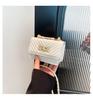 Bolso acolchado estilo coreano para mujer 2025 Nuevo estilo Cadena de hilo bordado Bolso cruzado mini Bolso de hombro moderno para el día a día