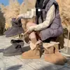 Botas de Nieve Grises para Mujer de Caña Media 2026 Nuevo Estilo de Invierno Suela Gruesa que Aumenta la Altura Engrosadas con Felpa Cálidas Dobladillo Superior Zapatos de Algodón del Noreste
