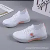Moda combinable para mujer Tejido volador para estudiantes Deportes al aire libre Antideslizante Resistente al desgaste Malla transpirable al por mayor Primavera y verano Casual Suela suave