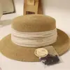 Sombrero plano de satén plisado estilo japonés para mujer, sombrero de paja para protección solar de verano con insignia metálica, sombrero de sol para la costa y la playa
