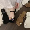26 Moda Perla 2026 Verano Chanclas Planas Cuadradas sin Cierre para Mujer para Uso en Exteriores, Sandalias Planas de Nuevo Estilo