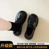 Sapatos femininos de couro marrons estilo britânico com aumento de altura e sola grossa, novo modelo de outono 2026, versáteis com saias, mocassins Mary Jane