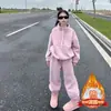 Conjunto Casual de Invierno para Niñas 2026 Nuevo Estilo para Niños Mayores, Lana de Cordero Engrosada Conjunto de Dos Piezas de Moda Deportiva de Invierno Tendencia