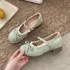 Zapatos de tacón grueso retro estilo francés de punta baja para mujer, nuevo modelo verano 2026, adecuados para combinar con faldas, zapatos Mary Jane de alta gama con suela blanda para aumentar la altura
