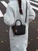 Bolso de tejido de moda estilo coreano para mujer, nuevo bolso cruzado de moda 2026, bolso tipo cubo texturizado de mano
