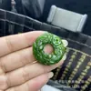 Jade verde de Xinjiang de imitación de alta calidad de Mongolia Exterior, colgante de Pixiu de espinaca verde, colgante de jade de riqueza instantánea, transmisión en vivo al por mayor disponible.