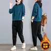 Conjunto feminino de duas peças, estilo casual, outono e inverno, plus size, corte solto: moletom com capuz color block, bolsos e calça jogger