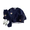 Conjunto infantil para primavera e outono, estiloso e moderno, estilo coreano, duas peças: moletom e calça de moletom com estampa de urso de desenho animado para meninos e meninas