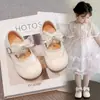 Sapatos de menina, sapatos pequenos de couro para crianças, novo estilo primavera e outono 2026, sapatos de princesa com sola macia para bebês, sapatos de laço para crianças pequenas