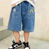 26 Roupas Infantis Verão Novo Estilo Japonês Marca da Moda Shorts Jeans Casuais para Meninos com Estampa Grande de m Shorts Infantis de Corte Reto Comprimento até o Joelho