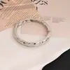 Nueva Pulsera Europea y Americana Popular Exagerada de Aleación de Ala Ancha Pulsera de Moda Personalizada Patrón Martillado Cepillada Pulsera con Hebilla de Resorte