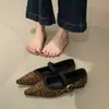 Sapatilhas femininas retrô estilo francês com estampa de leopardo em camurça, bico fino, corte baixo, sola macia, sapatilhas casuais, Mary Janes de tira única