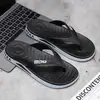 Novas chinelas simples masculinas para uso externo, sandálias de dedo casuais antiderrapantes para homens, sandálias de praia estilosas no atacado