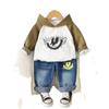 Ropa de Otoño para Niños 2025 Nuevo Conjunto de Dos Piezas con Sudadera con Capucha y Jeans de Bloques de Color con Cara Sonriente para Niños