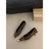 Zapatos de tacón alto para mujer, estilo francés sin impuestos, tacón de gatito, punta fina, estampado de leopardo, modelo nuevo de verano 2026 para combinar con vestidos
