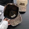 Gorra de Béisbol Retro de Moda Estilo Americano con Bordado de Letras Estampado de Leopardo para Hombres y Mujeres, Única y Versátil, Gorra de Pato Adelgazante