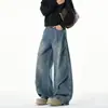 Jeans preto estilo americano com costura aparente, pregas em corte diagonal, uma marca da moda, acabamento lavado e desgastado, caimento solto, perna larga e barra curva