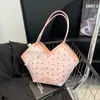Bolsa de cubo portátil de nicho estilo coreano al por mayor para mujer, nuevo estilo de verano 2025, color contrastante, versátil, bandolera, para el trabajo, para la axila