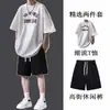 Traje de manga corta para hombre para verano, casual y elegante, un conjunto de dos piezas moderno para hombre con una camiseta holgada y fresca y pantalones cortos
