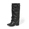 Botas de tacón alto estilo europeo y americano con hebilla de cinturón, botas de mujer con punta, plisadas y de tacón de bloque, botas de cuero versátiles y adelgazantes de estilo ecuestre, negras