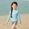 Traje de baño infantil de dos piezas, nuevo modelo de verano, azul, protector solar, secado rápido, traje de baño de manga larga para niñas, adecuado para niños mayores